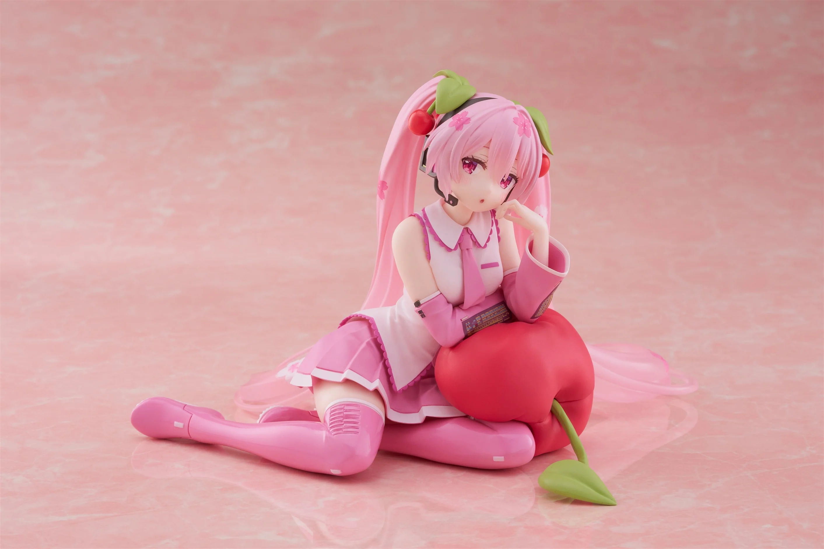 Hatsune Miku - Sakura Miku Desktop Cute Prize Figure (Cherry Cushion Ver.) - Image 5
